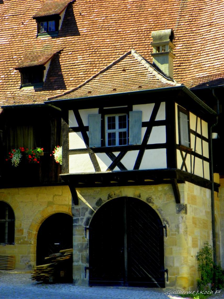 tags: Arquitetura,hist&oacute;ria,enxaimel

Historical Museum Bamberg, Alemanha
