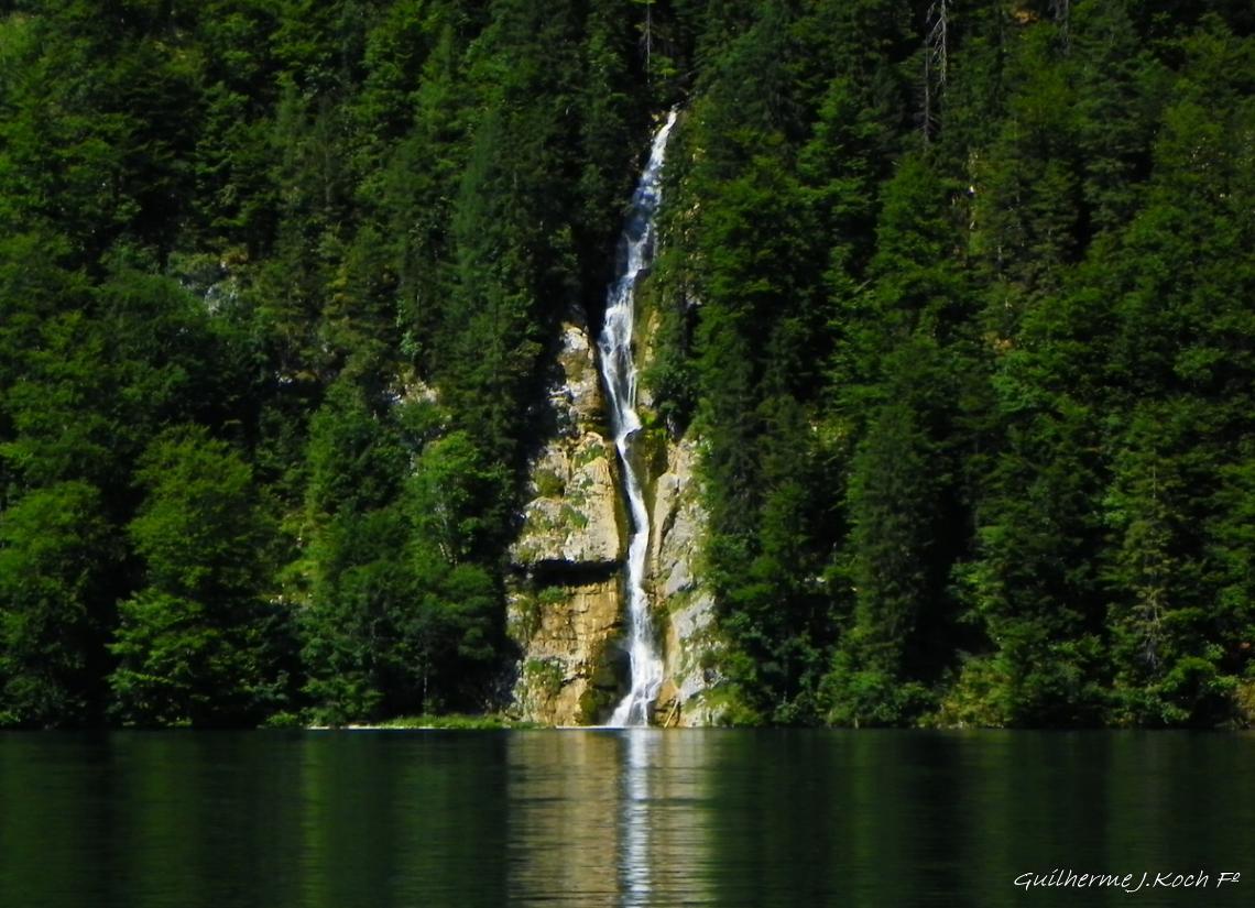 tags: lago,cachoeira,montanhas,agua,verde,natureza

K&ouml;nigssee, Sch&ouml;nau, Alemanha
