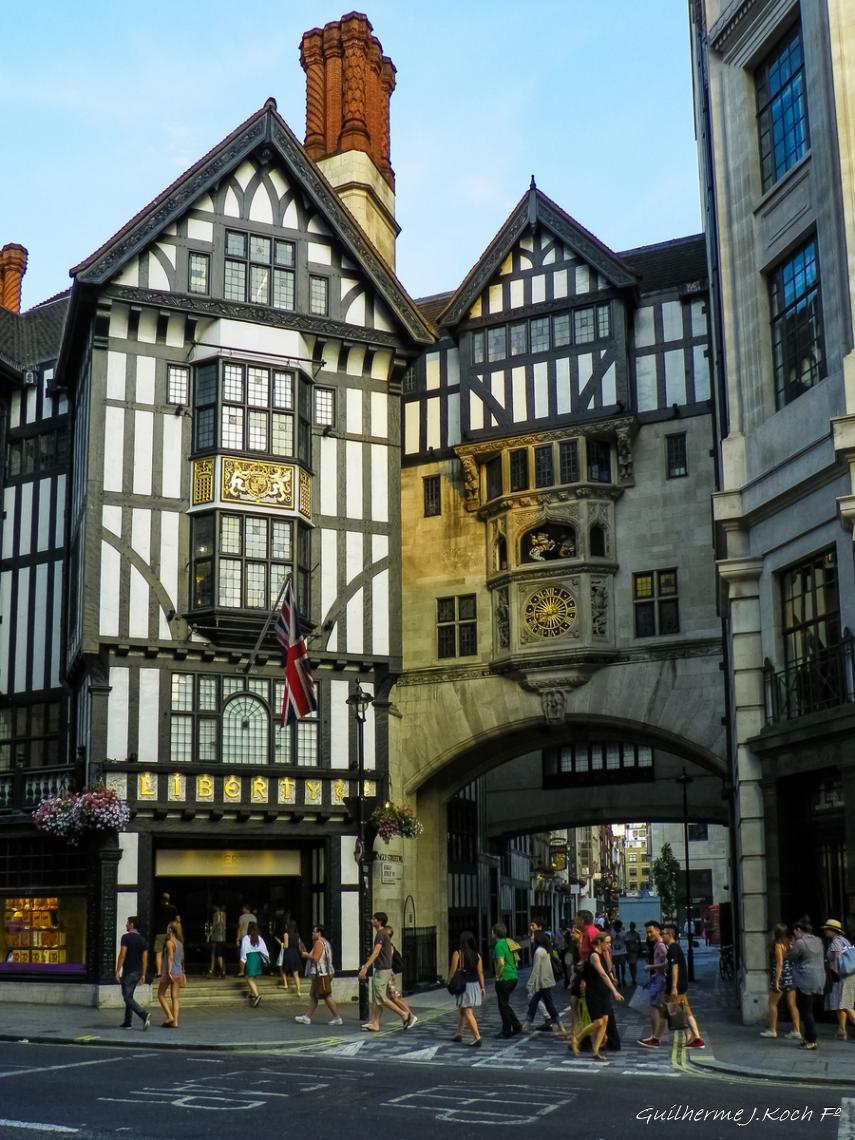 tags: Arquitetura,pr&eacute;dios

Curious clock, Londres, UK