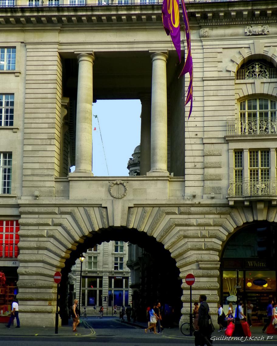 tags: Arquitetura,pr&eacute;dios

Air St, Centro, Londres, UK