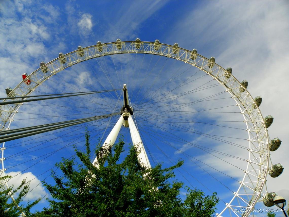 tags: Arquitetura,roda gigante,c&eacute;u,azul

London Eye, Londres, UK