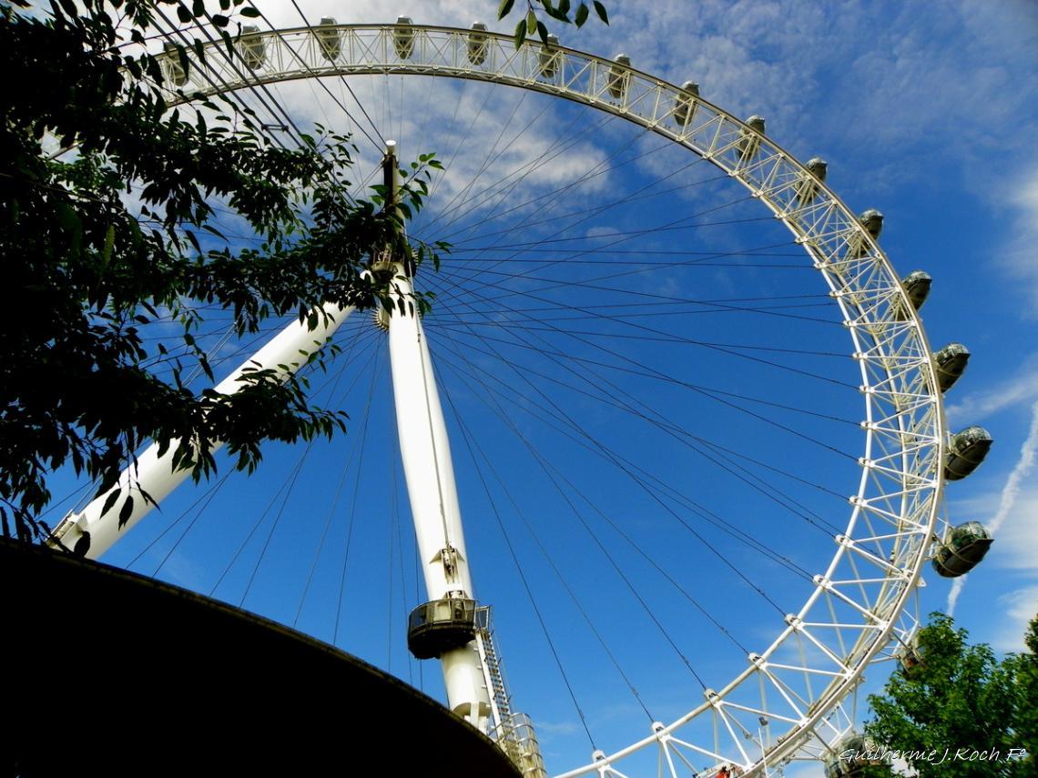 tags: Arquitetura,roda gigante,c&eacute;u,azul

London Eye, Londres, UK