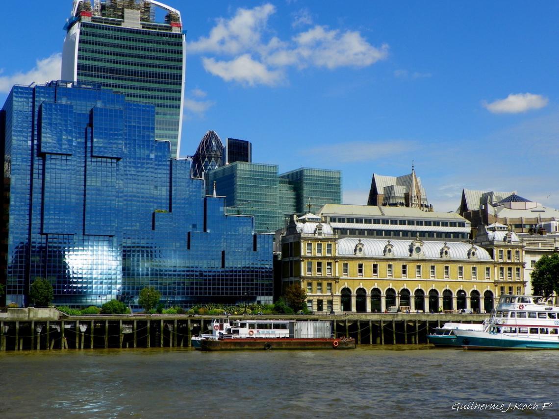 tags: Arquitetura,urbano,rio,barco,pr&eacute;dios

Pr&eacute;dios as margens do Rio Thames, Londres, UK