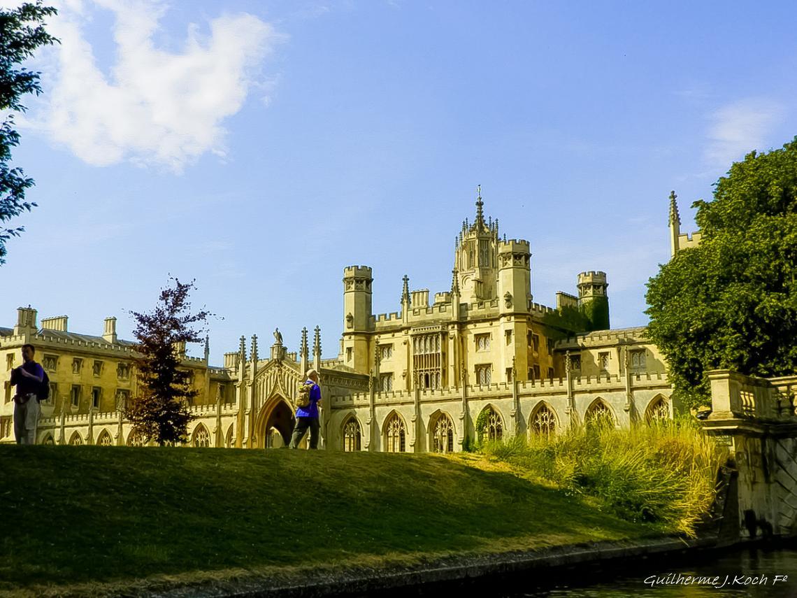 tags: paisagem urbana,lago,barco,agua,pr&eacute;dios hist&oacute;ricos

Passeio de barco em Cambridge, UK