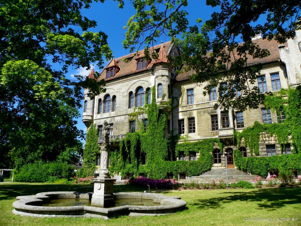 tags: Arquitetura,castelo,verde,pr&eacute;dios hist&oacute;ricos

Castelo Faber-Castell, N&uuml;rnberg, Alemanha