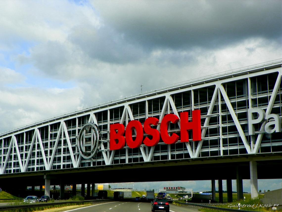 tags: Arquitetura,rodovia,industria

a caminho de Stuttgart, DE, a f&aacute;brica da Bosch atravessa sobre a auto-estrada...