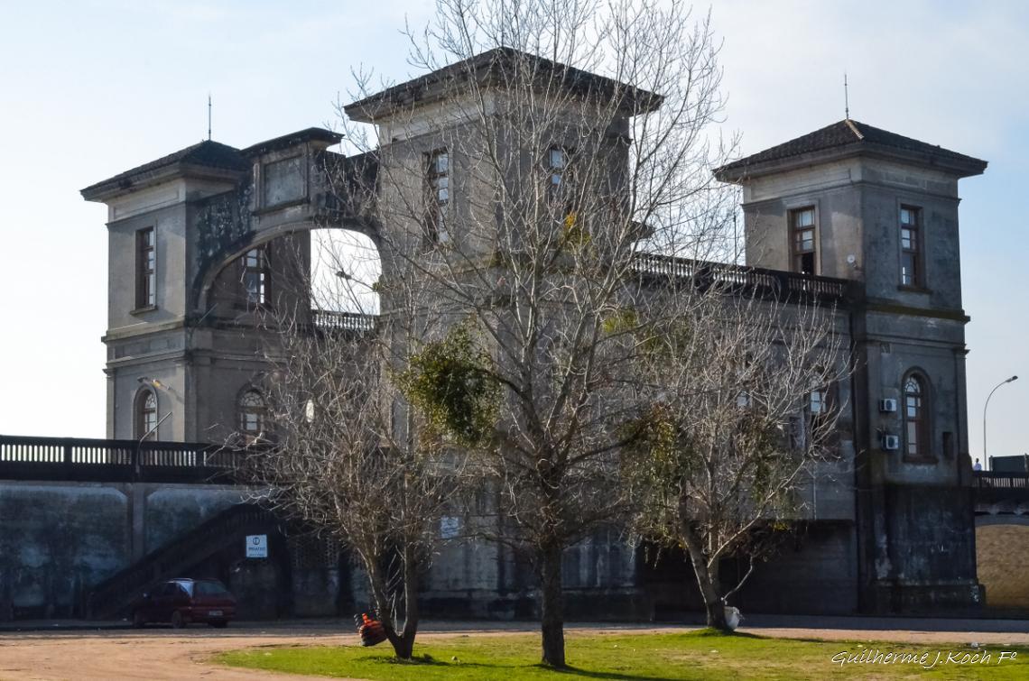 tags: aduana,pr&eacute;dios antigos,ponte,brasil

Ponte Internacional Bar&atilde;o de Mau&aacute;, liga o munic&iacute;pio de Jaguar&atilde;o no Brasil &agrave; Rio Branco no Uruguai        