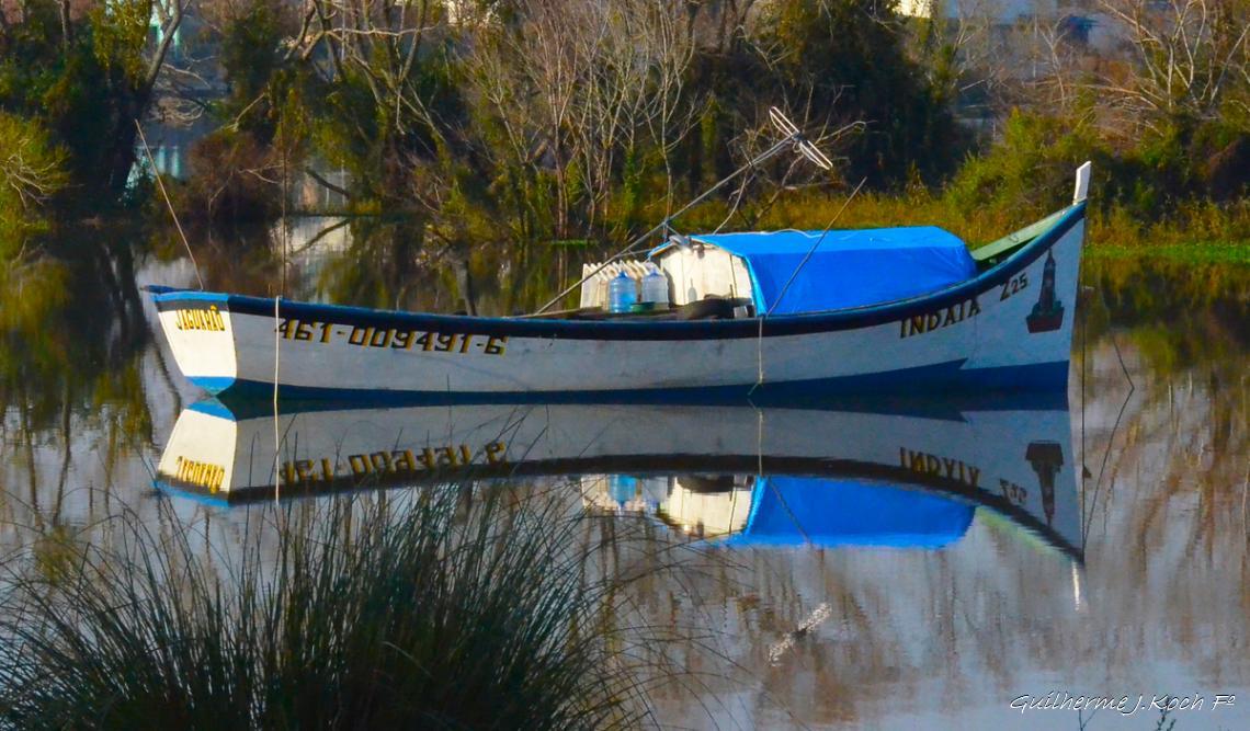 tags: barco,reflexo,agua,pesca,natureza,brasil

Jaguar&atilde;o, RS, Brasil