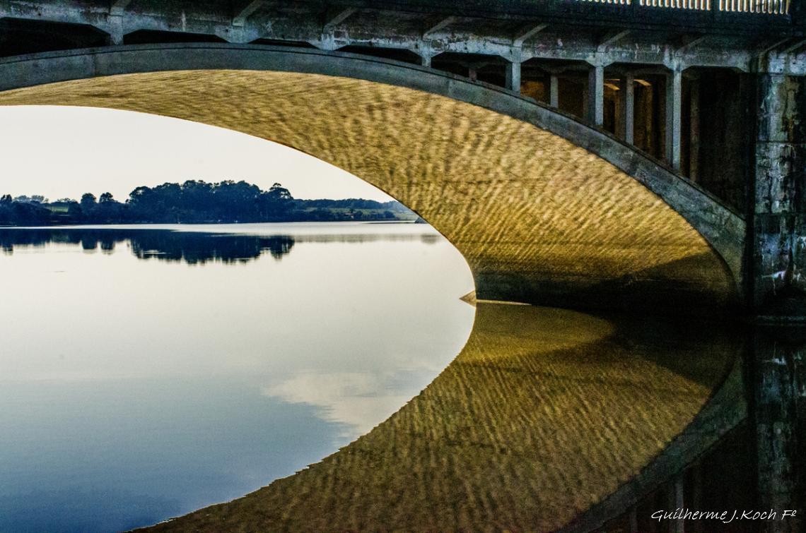 tags: reflexo,arco,ponte,brasil

Ponte Internacional Bar&atilde;o de Mau&aacute;, liga o munic&iacute;pio de Jaguar&atilde;o no Brasil &agrave; Rio Branco no Uruguai