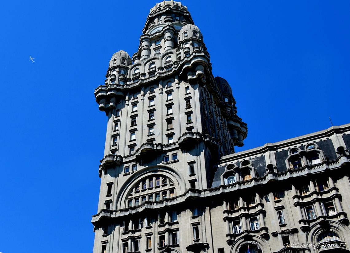tags: Arquitetura,pr&eacute;dios hist&oacute;ricos

Salvo Palace, Montevid&eacute;u, Uruguai