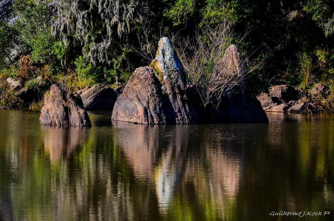 tags: paisagem,morros,Geomonumentos,rio,agua,reflexo

Prainha Pedra da Cruz - Ca&ccedil;apava do Sul - RS - Brasil