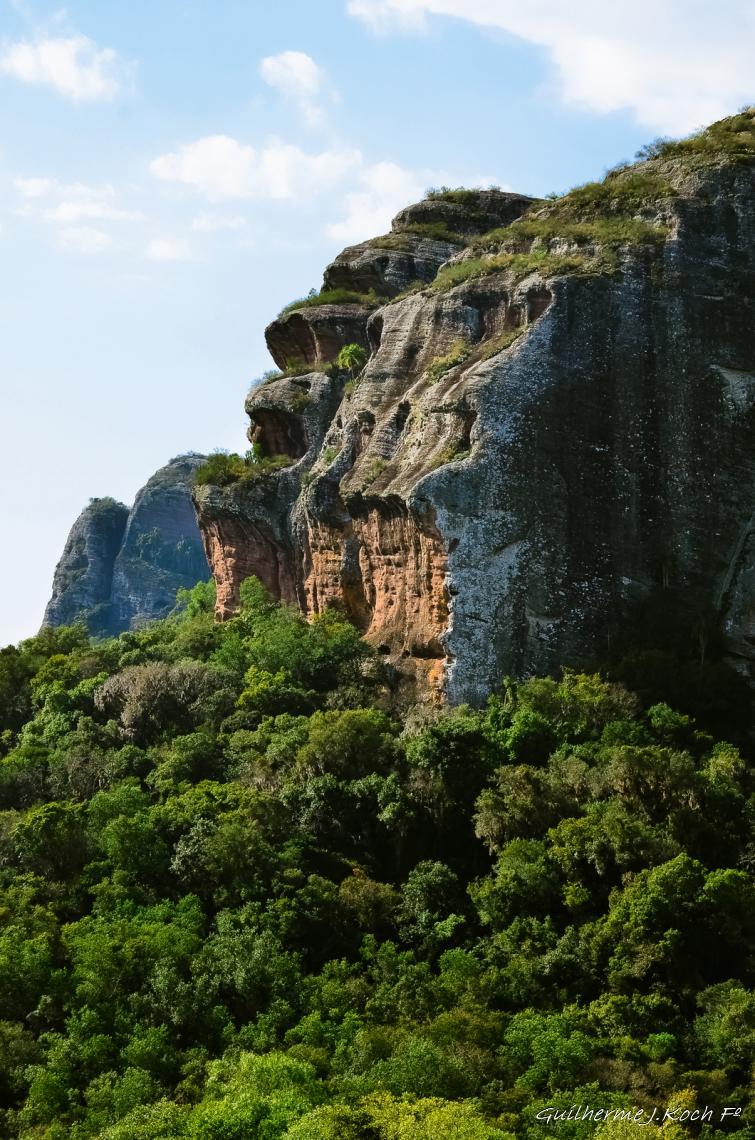 tags: paisagem,morros,Geomonumentos,natureza

Parque Natural M. Pedra do Segredo - Ca&ccedil;apava do Sul - RS - Brasil